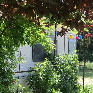 Camping Caravane chez Philippe &Myriam climatisée &Jacuzzi&piscine, Oppède