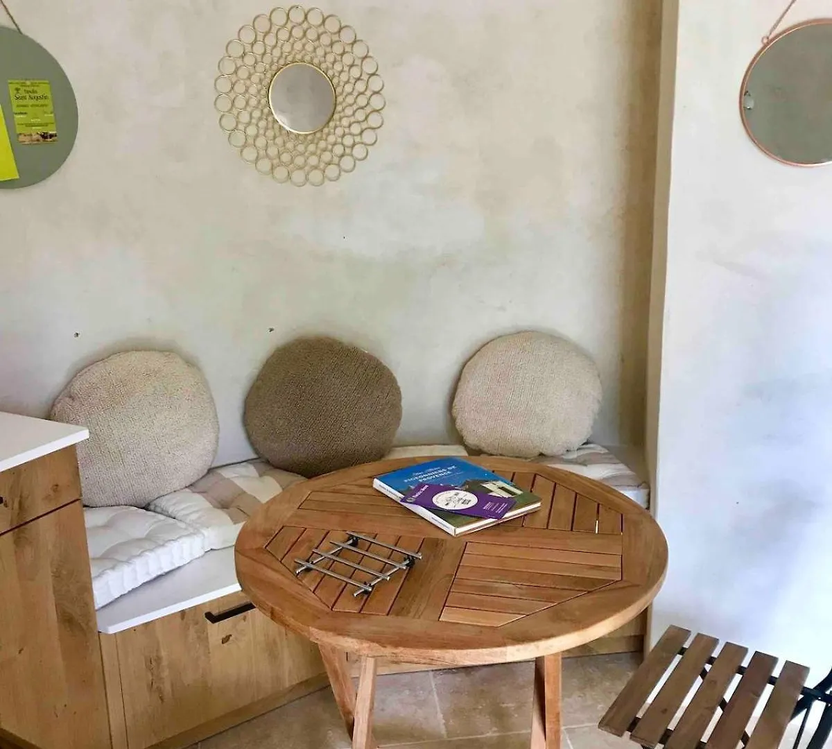 Gite De Charme Face Au Luberon, Avec Jacuzzi Oppède 0*,  Francja